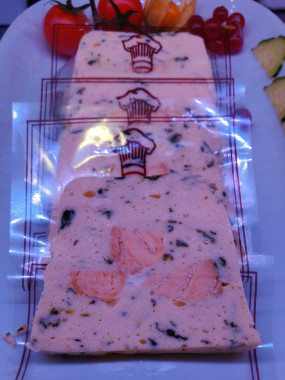 Terrine de Bar au savagnin et girolles - sauce légère